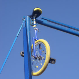 Art du cirque, monocycle suspendu