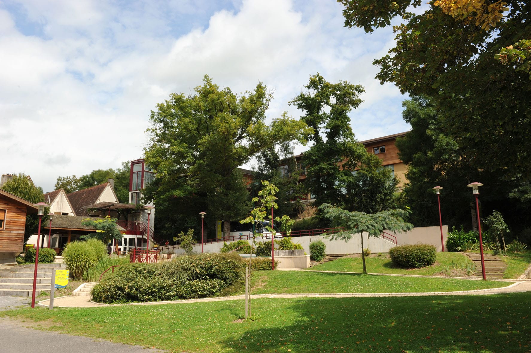 Le bâtiment principal du CPA Lathus à La Voulzie