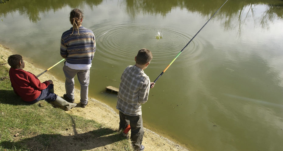 enfants à la pêche