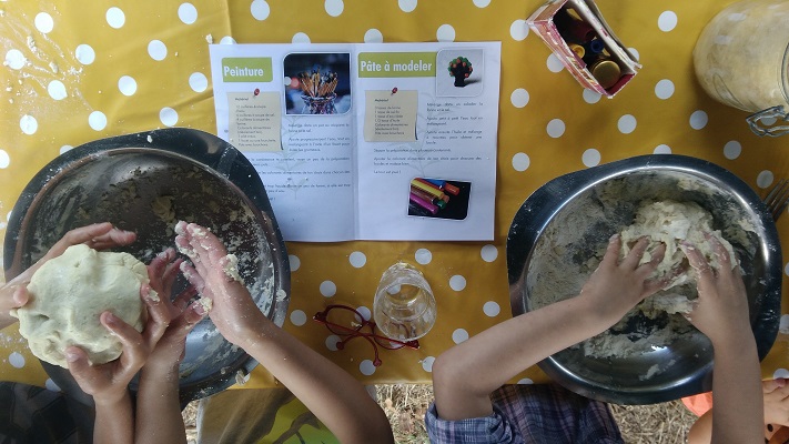 mains d'enfants qui font de la pâte à modeler